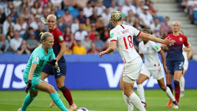 Tiếp tục 'vô đối', cựu sao Man Utd đưa nữ Anh vào bán kết World Cup - Bóng Đá