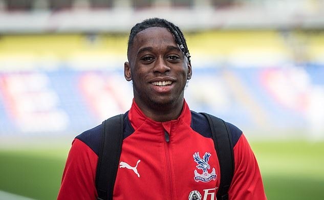 Aaron Wan-Bissaka arrives at Lowry Hotel for Manchester United medical ahead of his £50m move from Crystal Palace. - Bóng Đá