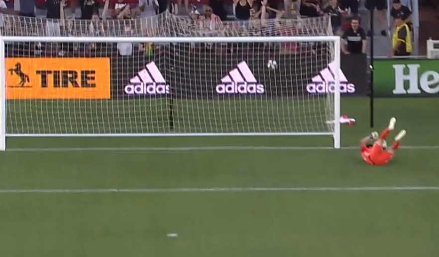 DC United's Wayne Rooney scores from beyond midfield against Orlando City - Bóng Đá
