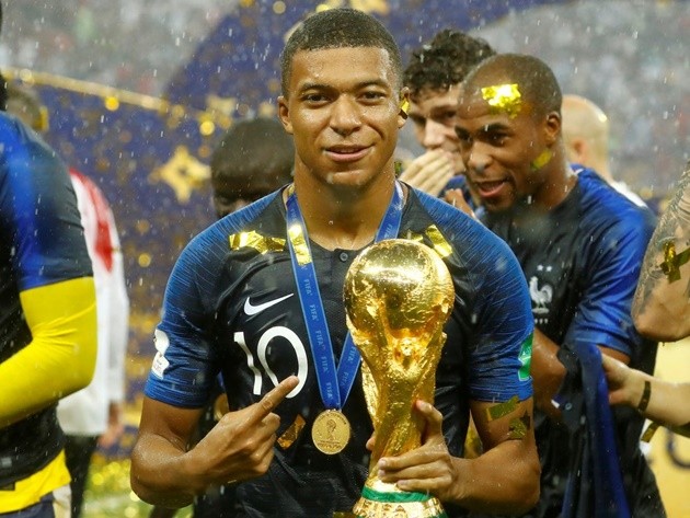 Ở tuổi 21, Mbappe đang khiến cả thế giới dưới chân mình - Bóng Đá