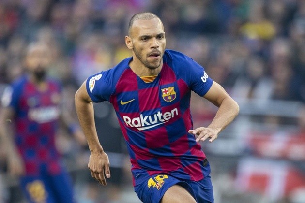 Luis Suarez seen for first time in six weeks during walk with family as Barcelona ‘put striker on transfer list’ - Bóng Đá