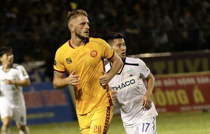 Đã rõ lý do Văn Thanh được kéo về đá trung vệ trong gặp Thanh Hoá - Bóng Đá