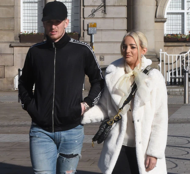 Mặc quần rách, sao tuyển Anh vẫn hồn nhiên 