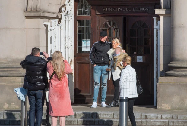 Mặc quần rách, sao tuyển Anh vẫn hồn nhiên 