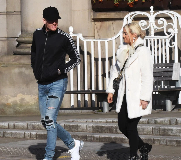 Mặc quần rách, sao tuyển Anh vẫn hồn nhiên 