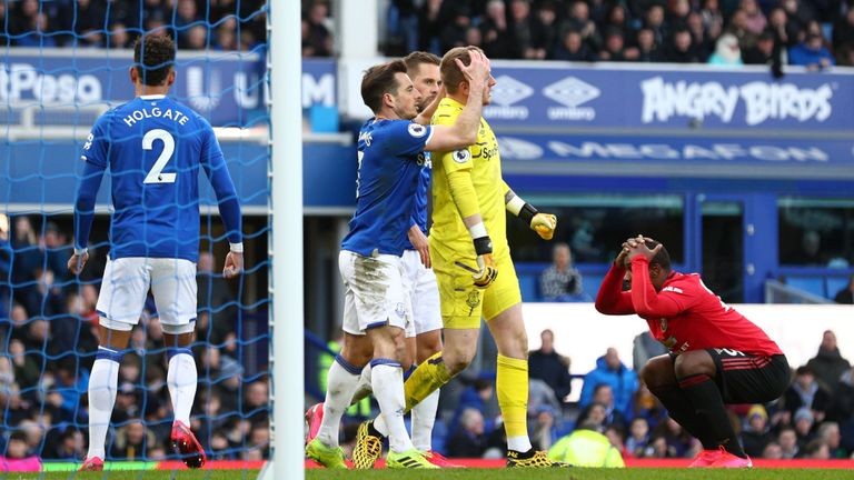 Mặc quần rách, sao tuyển Anh vẫn hồn nhiên 