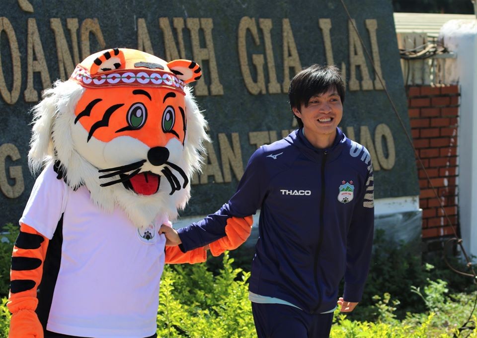 Tuấn Anh ôm ghì lấy 