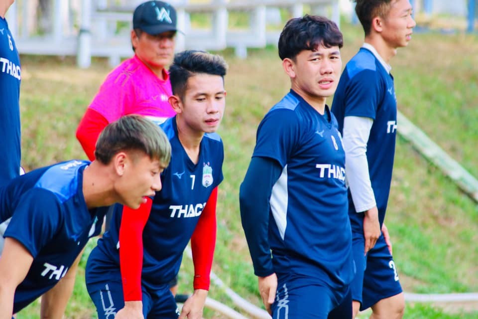 Tuấn Anh ôm ghì lấy 