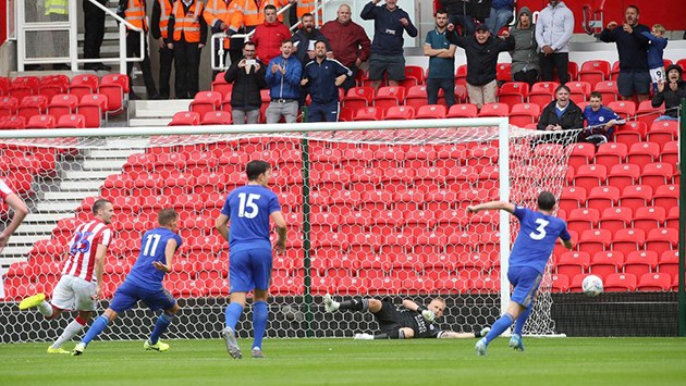 KINH HOÀNG! 'Máy chém' Shawcross chấn thương y như cách Ramsey từng bị - Bóng Đá