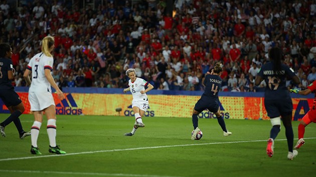 ảnh trận: Nữ Pháp - Mỹ (sáng lên) - Bóng Đá