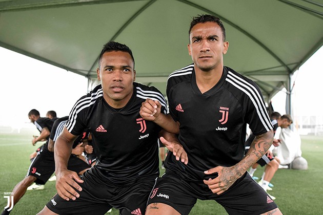 Vắng HLV Sarri, dàn sao Juventus vẫn miệt mài tập luyện - Bóng Đá