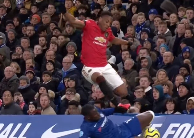 Một mình cân 4 sao Chelsea không cho đụng Martial, Fred ăn thẻ vàng - Bóng Đá