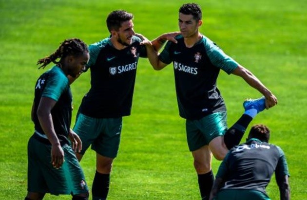 Ảnh Bồ Đào Nha tập, Ronaldo ngửi tóc Renato Sanches - Bóng Đá