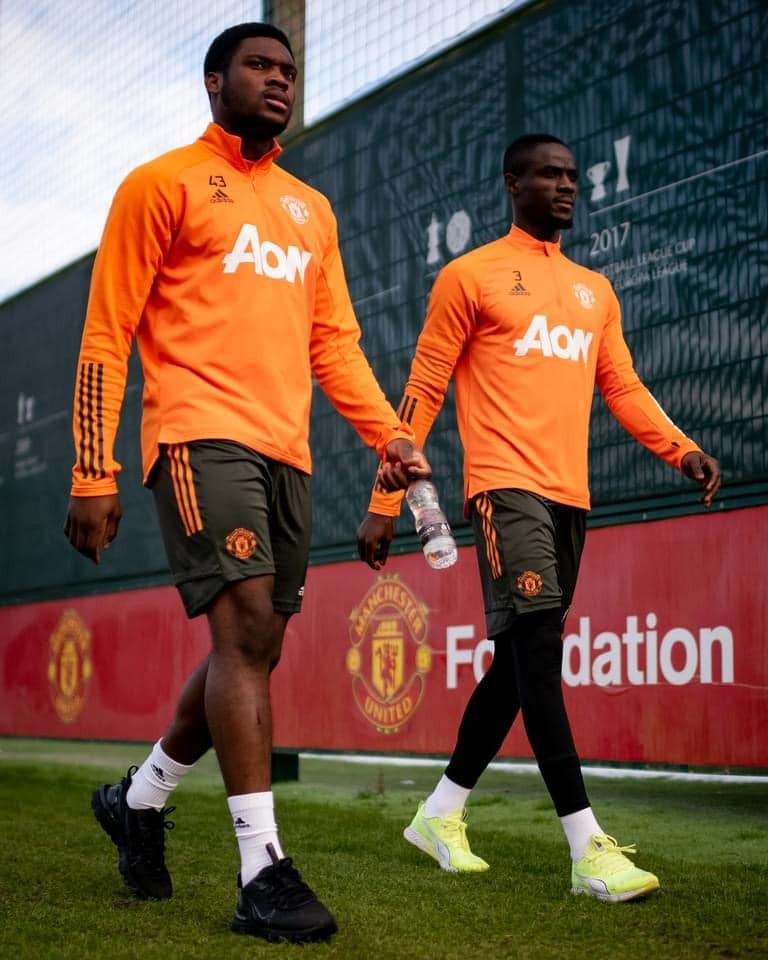 Bản HĐ mới xuất hiện, sân tập M.U rộn ràng trước derby Manchester - Bóng Đá