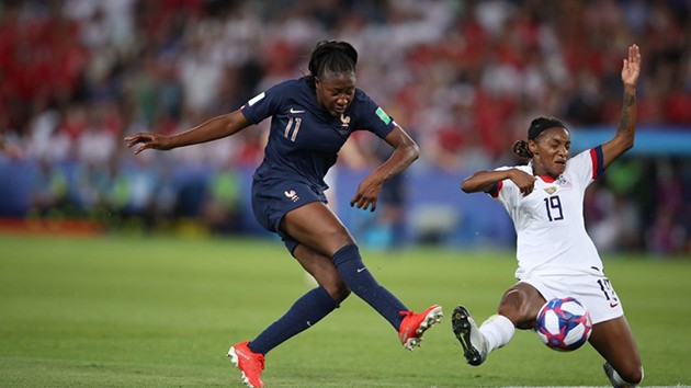 Vắng HLV Sarri, dàn sao Juventus vẫn miệt mài tập luyện - Bóng Đá