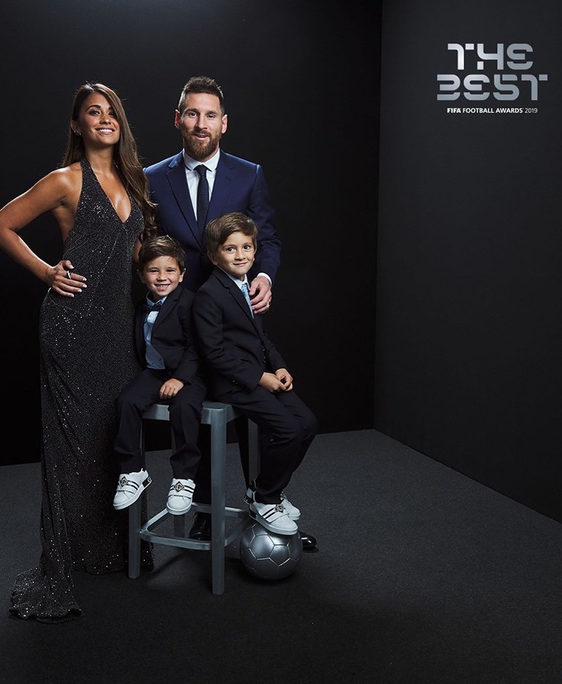 ảnh messi nhận danh hiệu THe Best - Bóng Đá