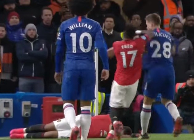 Một mình cân 4 sao Chelsea không cho đụng Martial, Fred ăn thẻ vàng - Bóng Đá