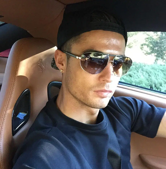Bộ sưu tập siêu xe của Ronaldo (The Sun) - Bóng Đá