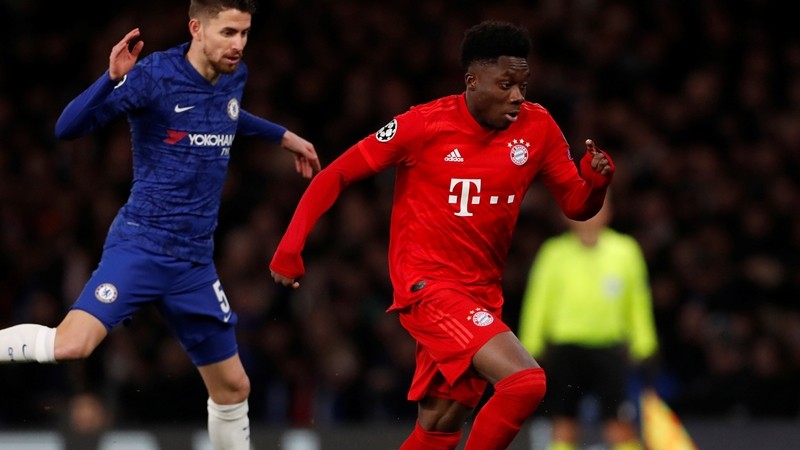 Chỉ 2 trận đấu, Alphonso Davies đã khiến Robertson phải cẩn thận - Bóng Đá