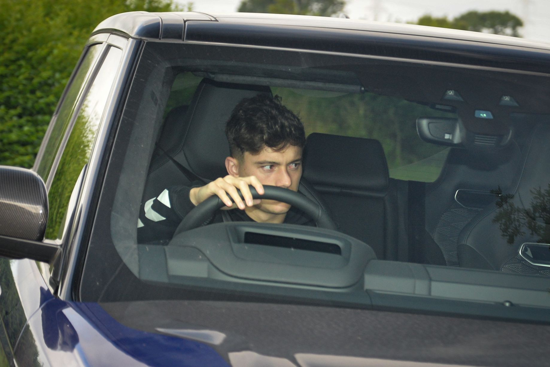 Manchester United players arrive at Carrington on deadline day - Bóng Đá