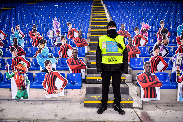 AC Milan filled the San Siro with Fortnite cutouts  - Bóng Đá