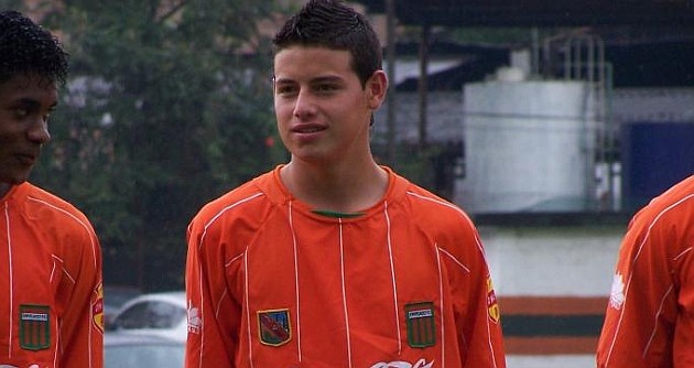 The great soccer stars who debuted at an early age - Bóng Đá