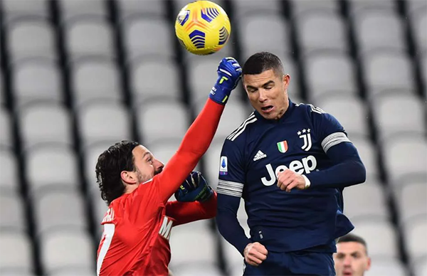 Ronaldo khiến cầu thủ đối phương há hốc mồm vì 1 khoảnh khắc thiên tài - Bóng Đá