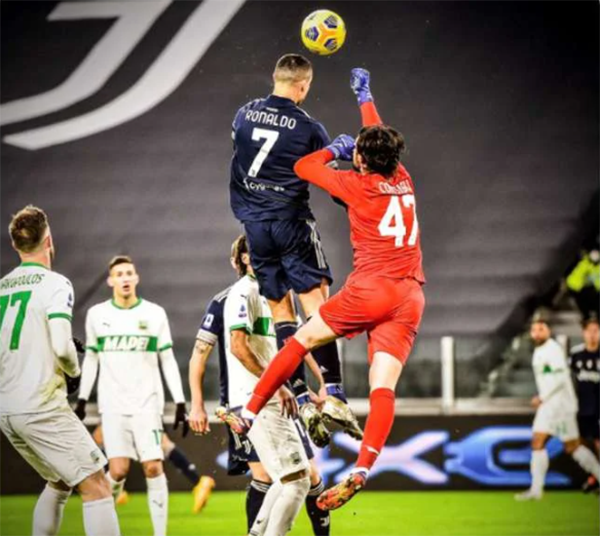Ronaldo khiến cầu thủ đối phương há hốc mồm vì 1 khoảnh khắc thiên tài - Bóng Đá