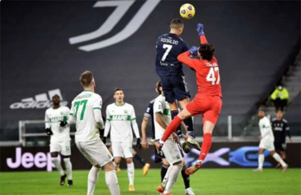Ronaldo khiến cầu thủ đối phương há hốc mồm vì 1 khoảnh khắc thiên tài - Bóng Đá