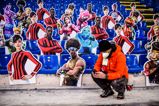 AC Milan filled the San Siro with Fortnite cutouts  - Bóng Đá