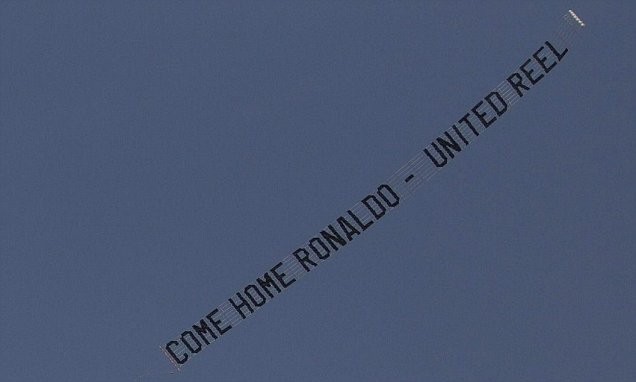 5 biểu ngữ nổi tiếng bằng máy bay: Man Utd 