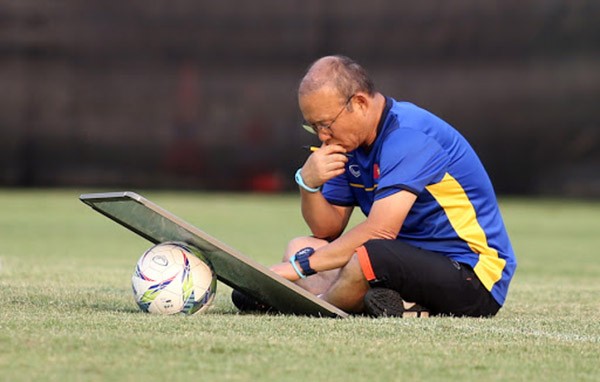 Thêm 1 trụ cột hàng thủ gặp vấn đề sức khoẻ, thầy Park có lo lắng? - Bóng Đá