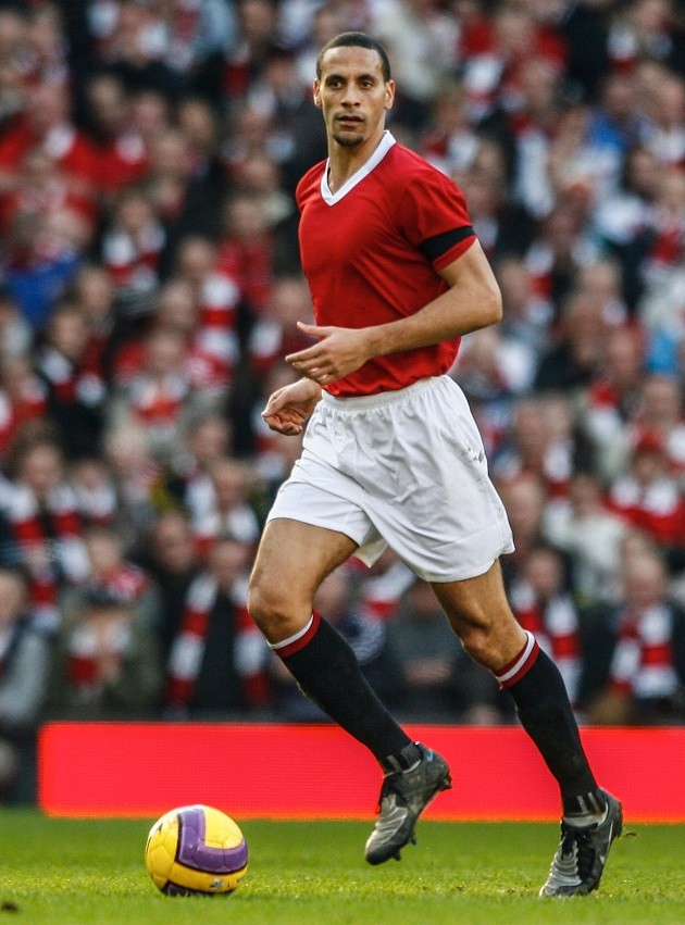 When United and City played in unbranded kits to mark the 50th anniversary of the Munich air disaster  - Bóng Đá