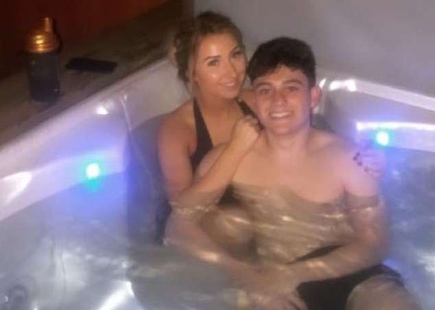 Man Utd star Daniel James enjoys time out with girlfriend Ria Kate Hughes after impressing in pre-season - Bóng Đá