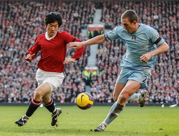 When United and City played in unbranded kits to mark the 50th anniversary of the Munich air disaster  - Bóng Đá