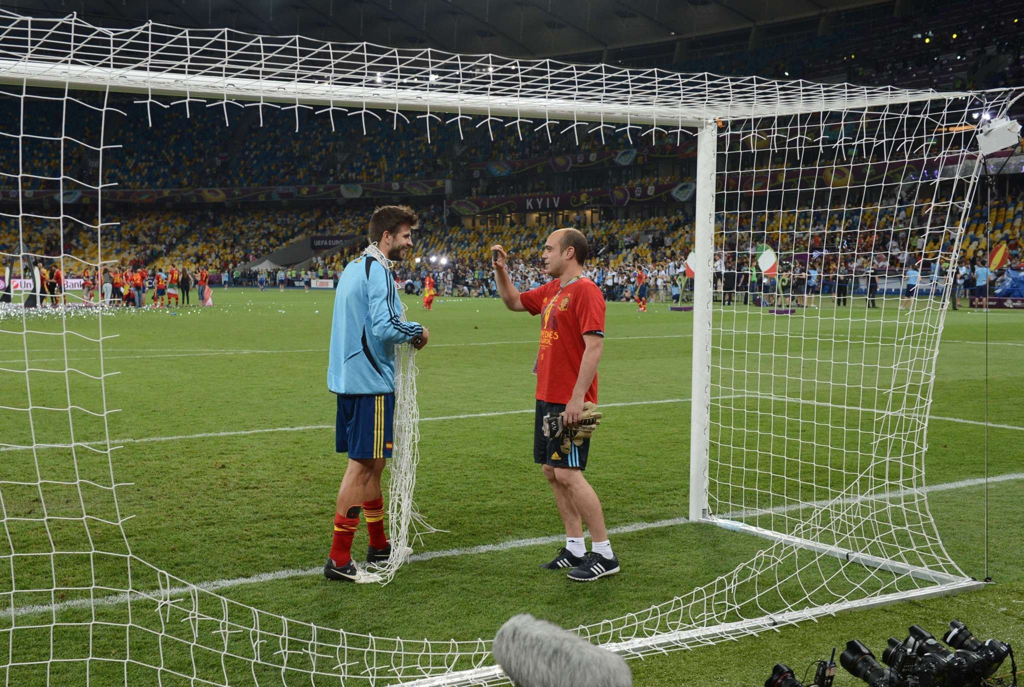 Pique cut the net - Bóng Đá