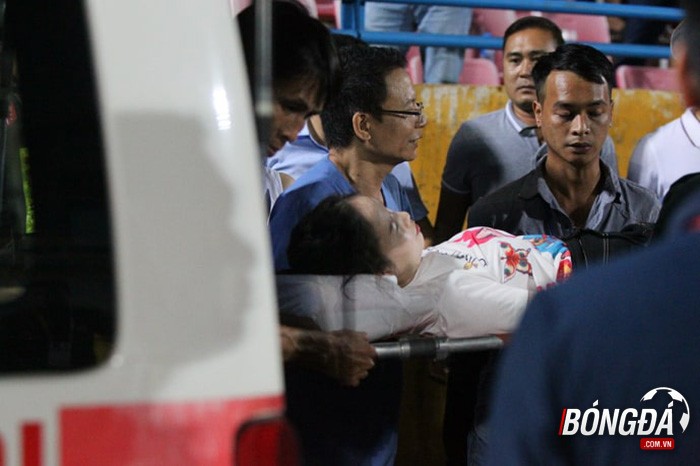 CĐV Nam Định đốt pháo sáng, 1 CĐV nữ Hà Nội nhập viện ngay lập tức - Bóng Đá