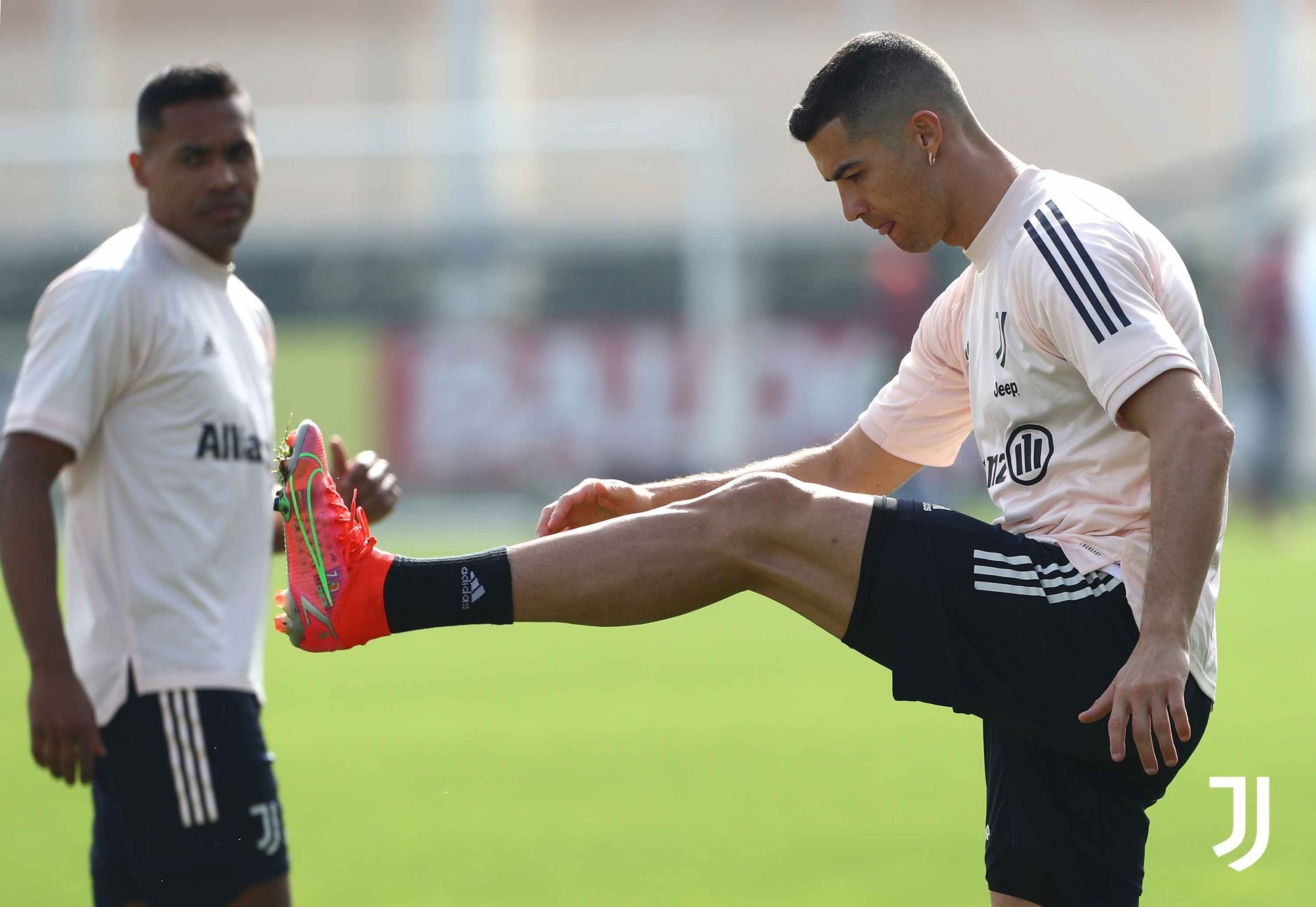 Ronaldo cười tươi, cả đội Juve cật lực trên sân tập - Bóng Đá