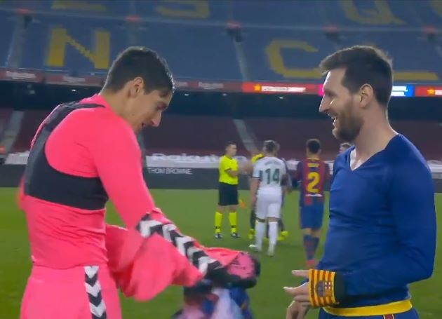 Barcelona's Lionel Messi showed his class when Elche goalkeeper asked for his jersey - Bóng Đá