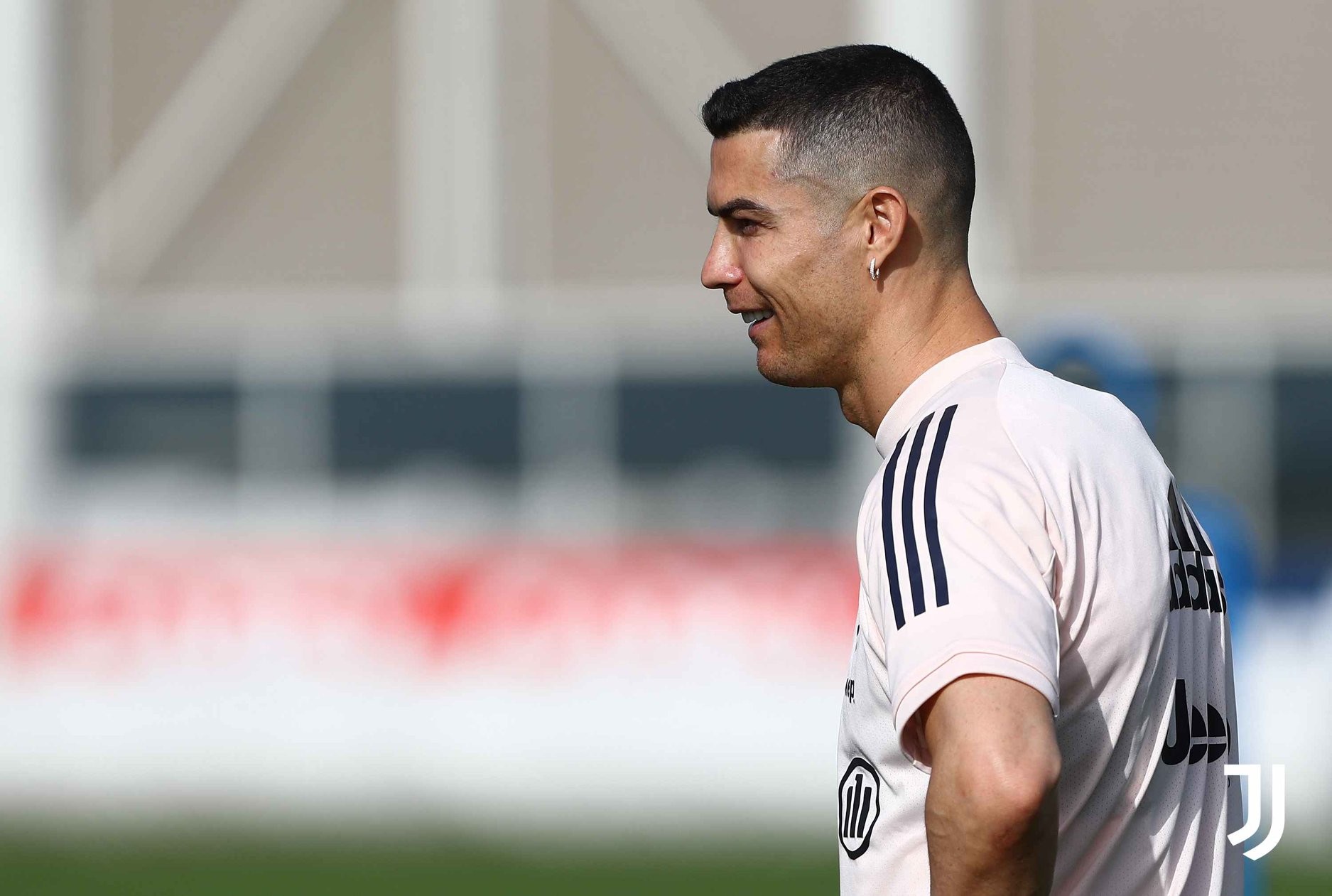 Ronaldo cười tươi, cả đội Juve cật lực trên sân tập - Bóng Đá