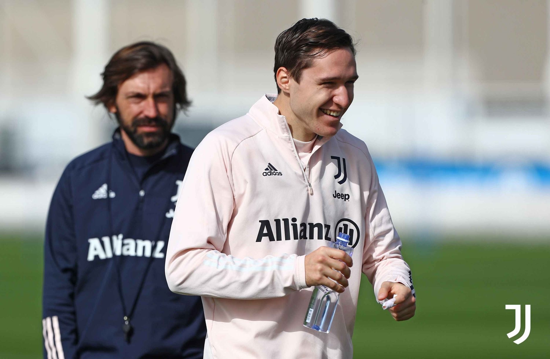 Ronaldo cười tươi, cả đội Juve cật lực trên sân tập - Bóng Đá