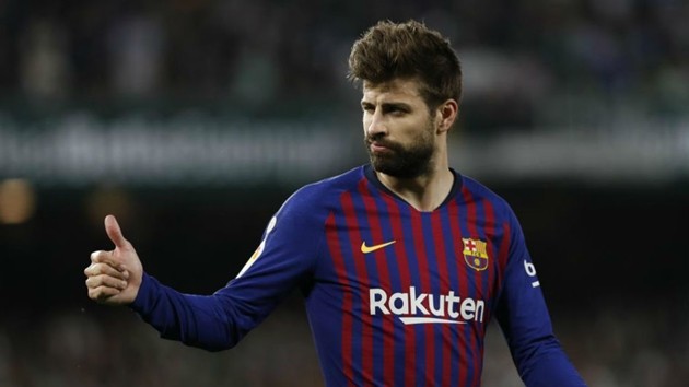Pique nhận danh hiệu cầu thủ xuất sắc nhất Barcelona - Bóng Đá