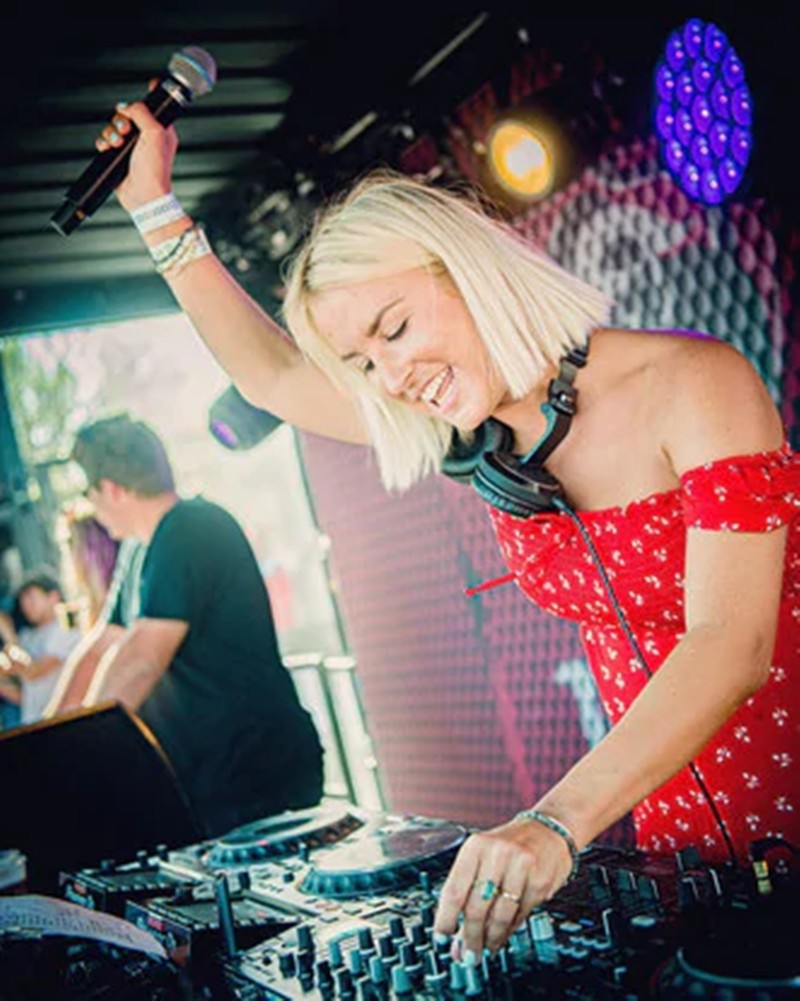 Rời Napoli, sao tuyển Bỉ quẩy điên cuồng với nhạc Rock - Bóng Đá