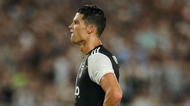 Không ra sân Ronaldo bị fan đem Messi ra chế giễu - Bóng Đá