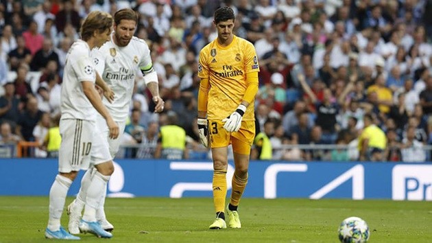 Nightmare evening for Courtois: Replaced at half-time and whistled while 2-0 down - Bóng Đá