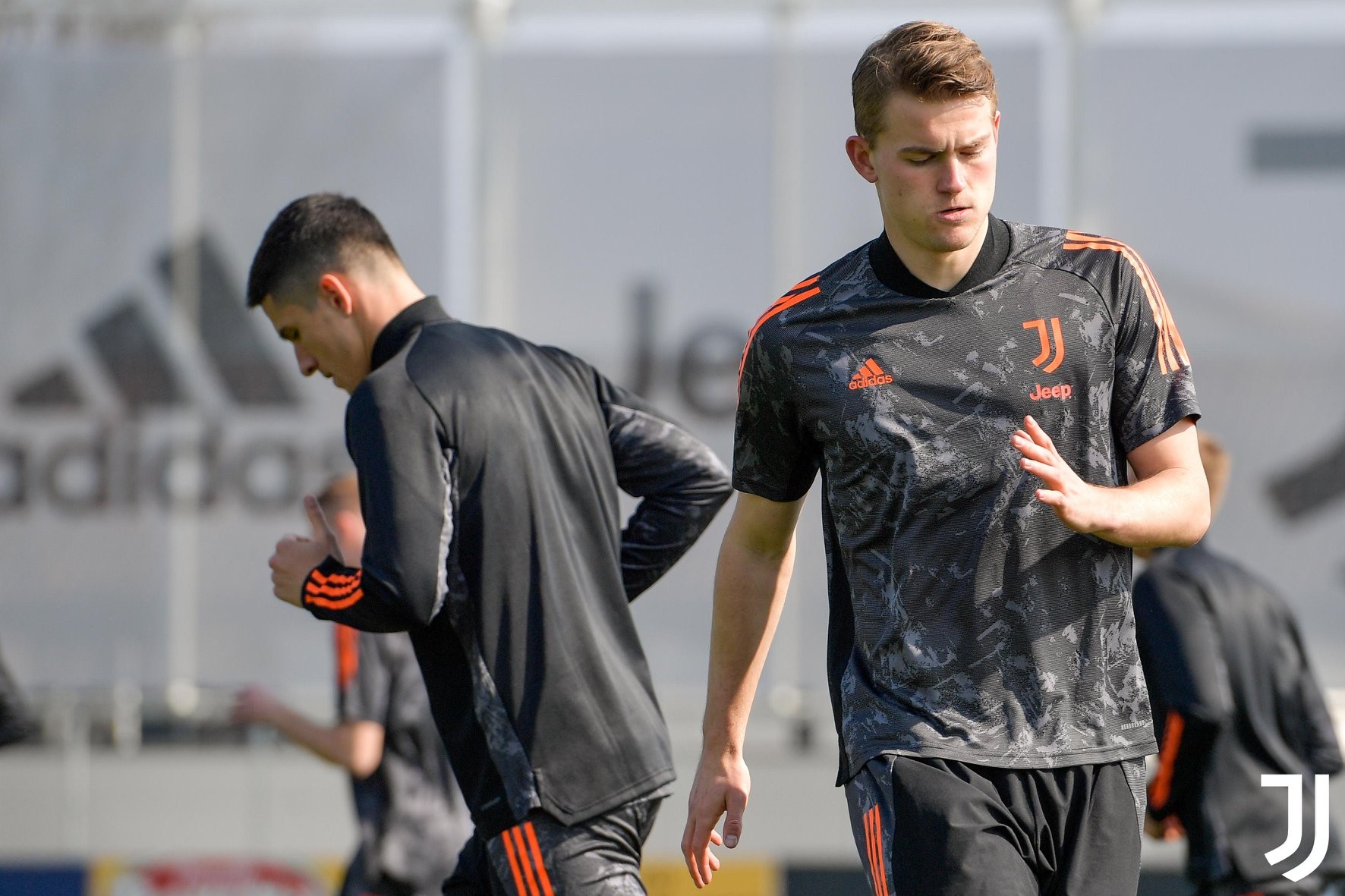Khó khăn chồng chất, Ronaldo và đồng đội vẫn lộ hình ảnh khó tin - Bóng Đá