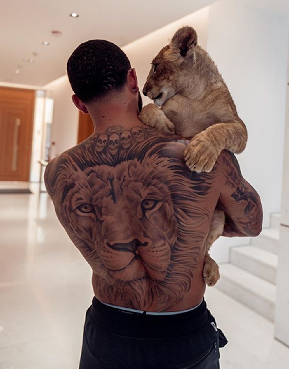 Memphis Depay âu yếm báu vật 