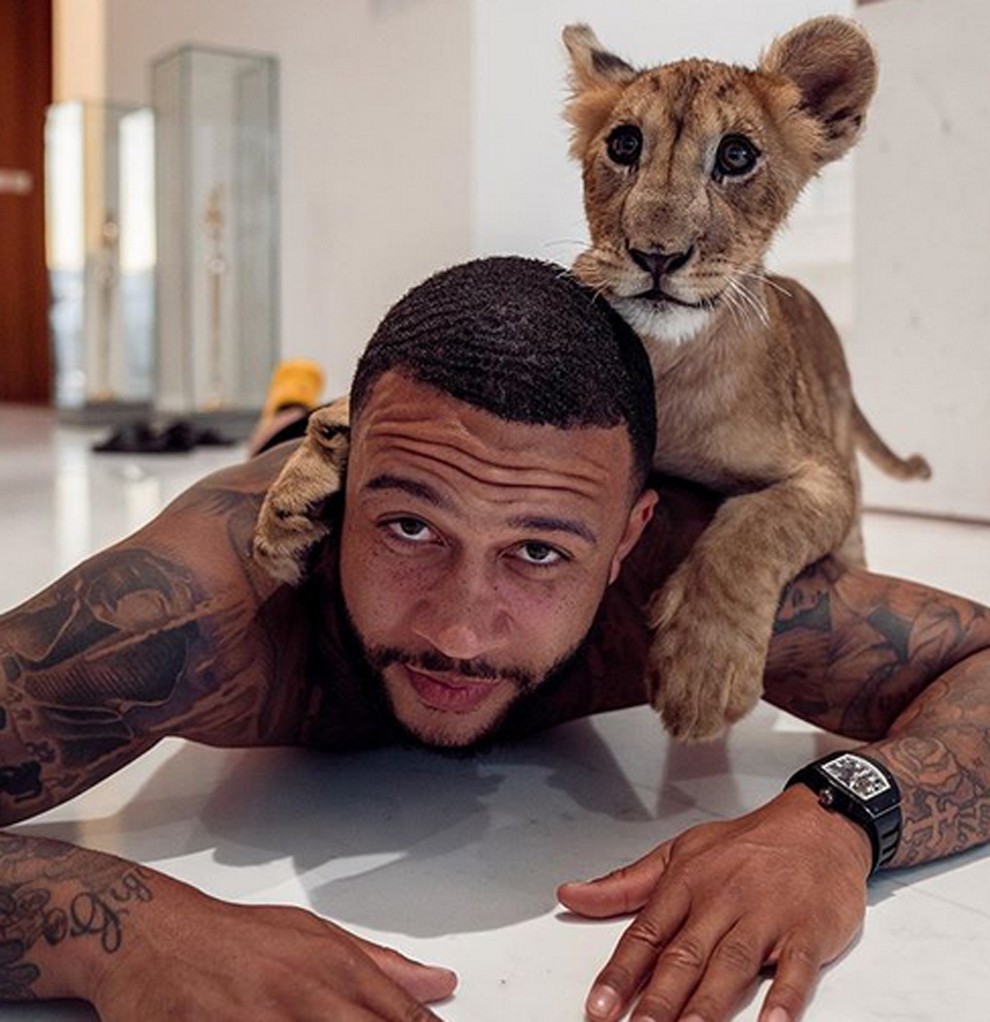 Memphis Depay âu yếm báu vật 