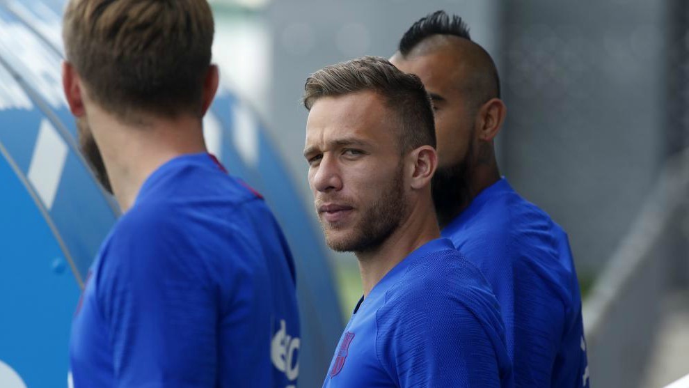 Why Barcelona won't be letting Arthur leave this summer - Bóng Đá
