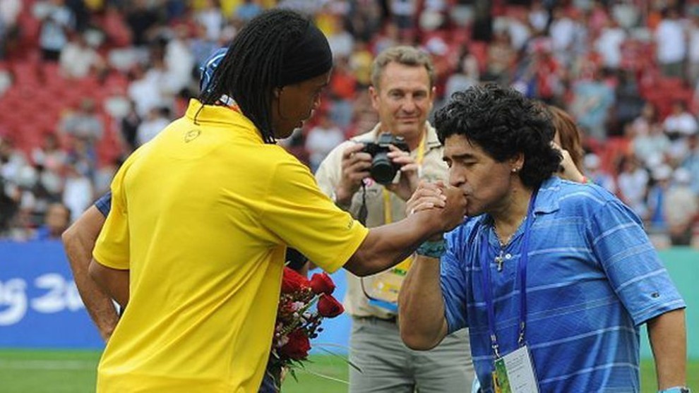 Maradona: Ronaldinho isn't a criminal, he went to Paraguay to work - Bóng Đá